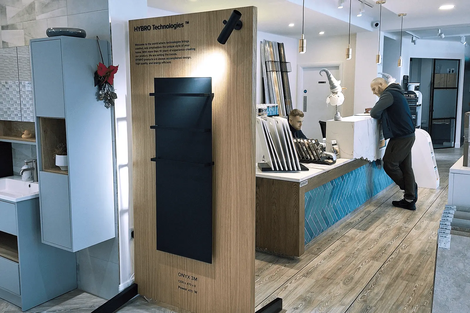 Стенд HYBRO Technologies із рушникосушаркою ONYX, поруч стійка салону сантехніки